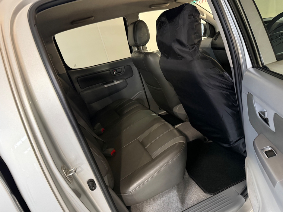 2011 Toyota Hilux - image 15