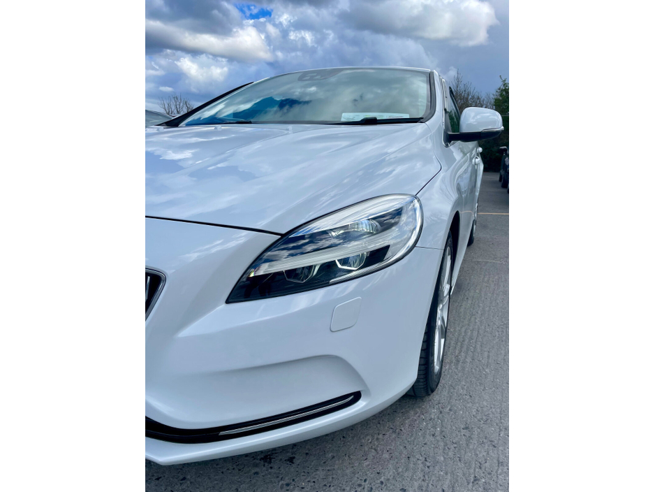 2018 Volvo V40 - image 5