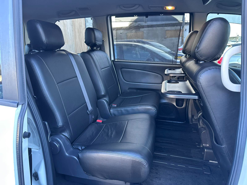 2015 Nissan Serena - image 14