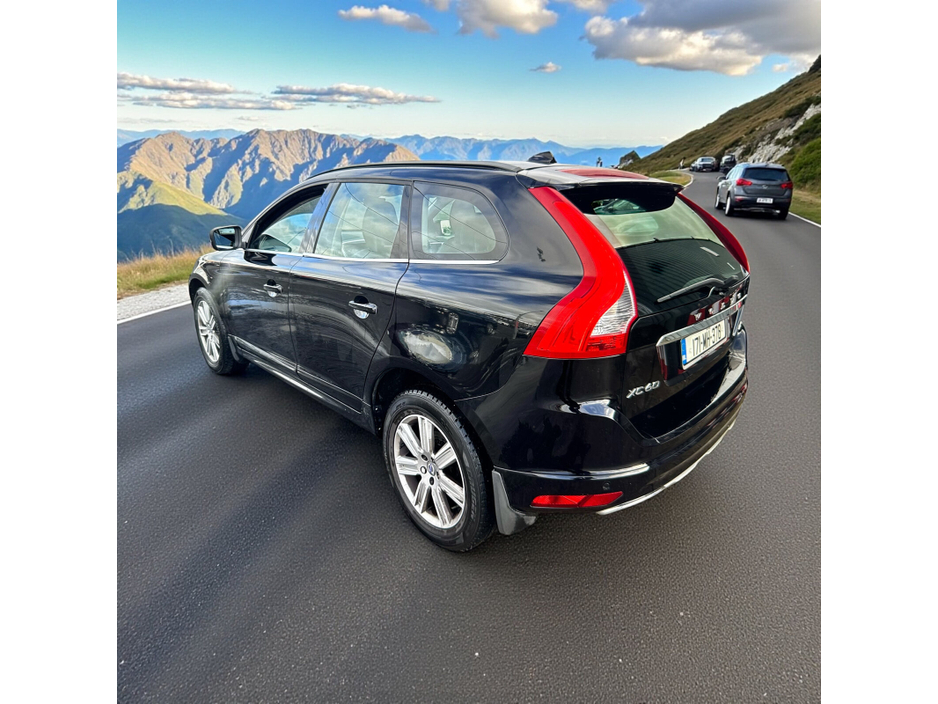 2017 Volvo XC60 - image 8