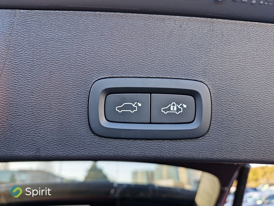 2022 Volvo XC40 - image 18