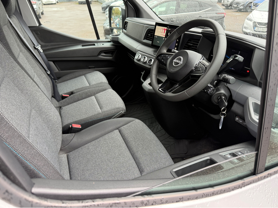 2026 Nissan Interstar - image 3