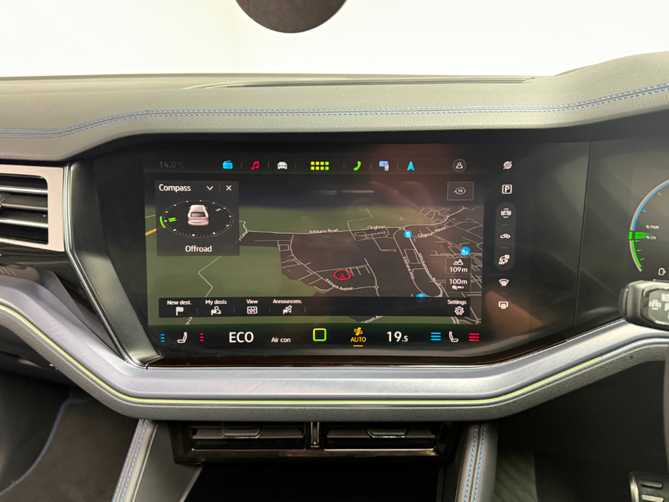 2025 Volkswagen Touareg - image 25