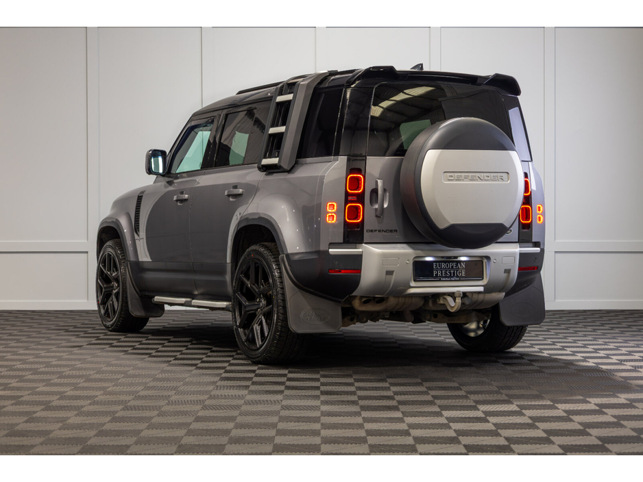 2022 Land Rover Defender - image 4