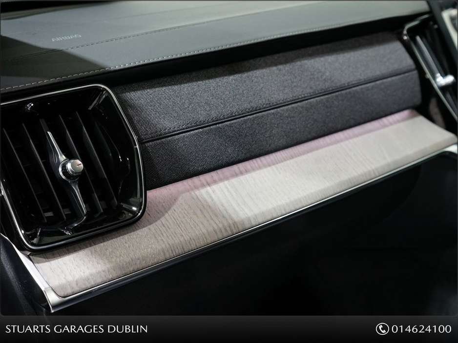 2025 Volvo XC90 - image 18