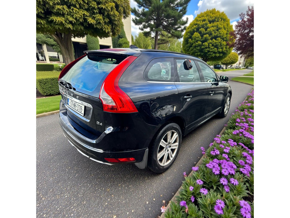 2017 Volvo XC60 - image 10