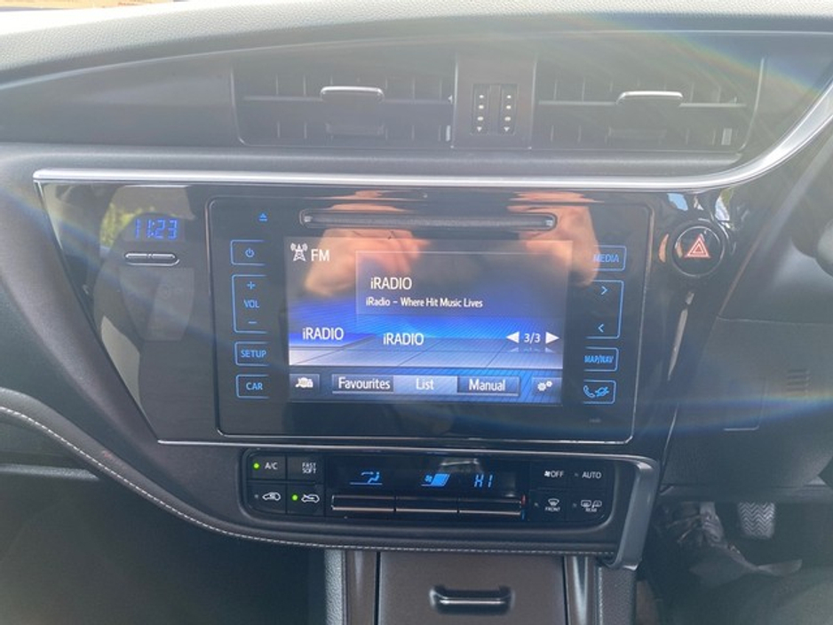 2017 Toyota Auris - image 11