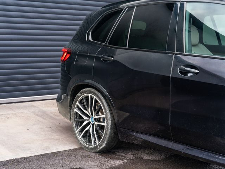 2022 BMW X5 - image 4