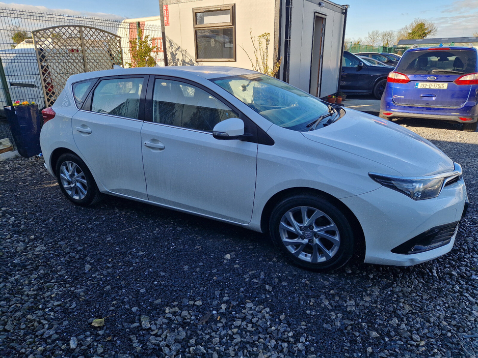 2016 Toyota Auris - image 5