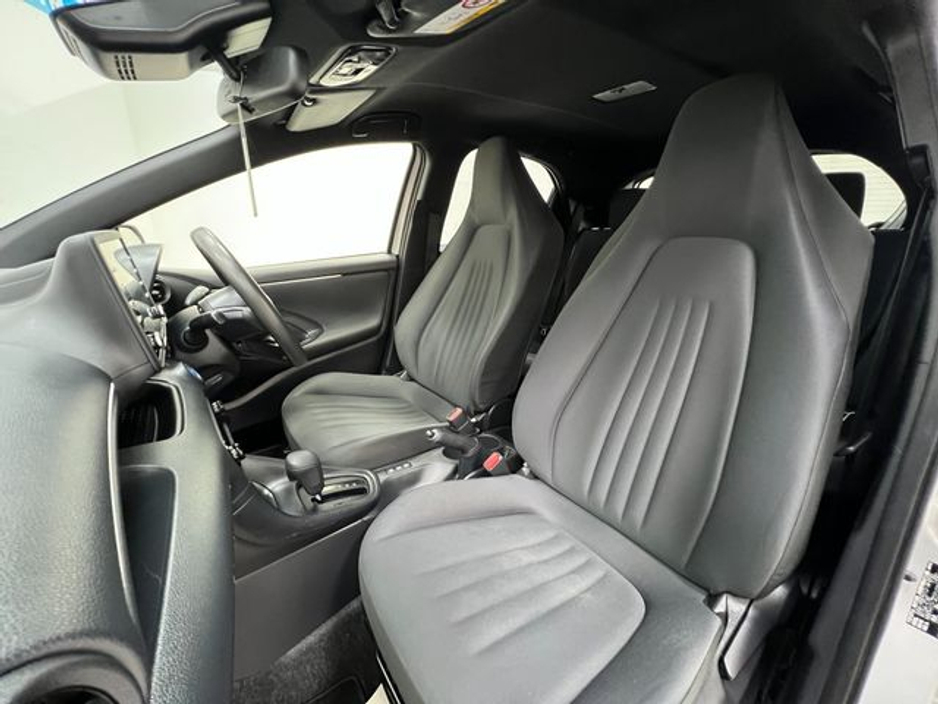 2021 Toyota Yaris - image 12