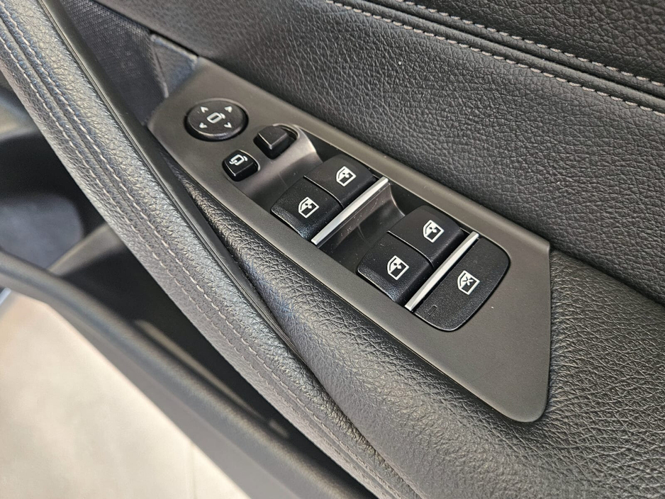 2021 BMW 5 Series - image 9