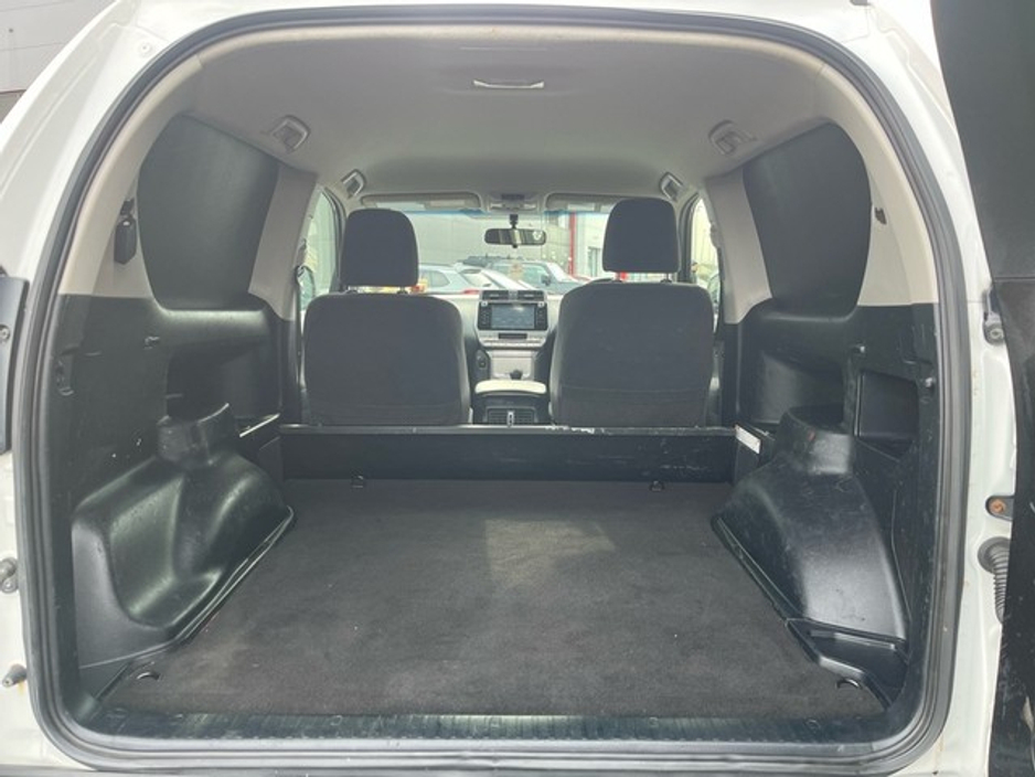 2018 Toyota Landcruiser - image 10