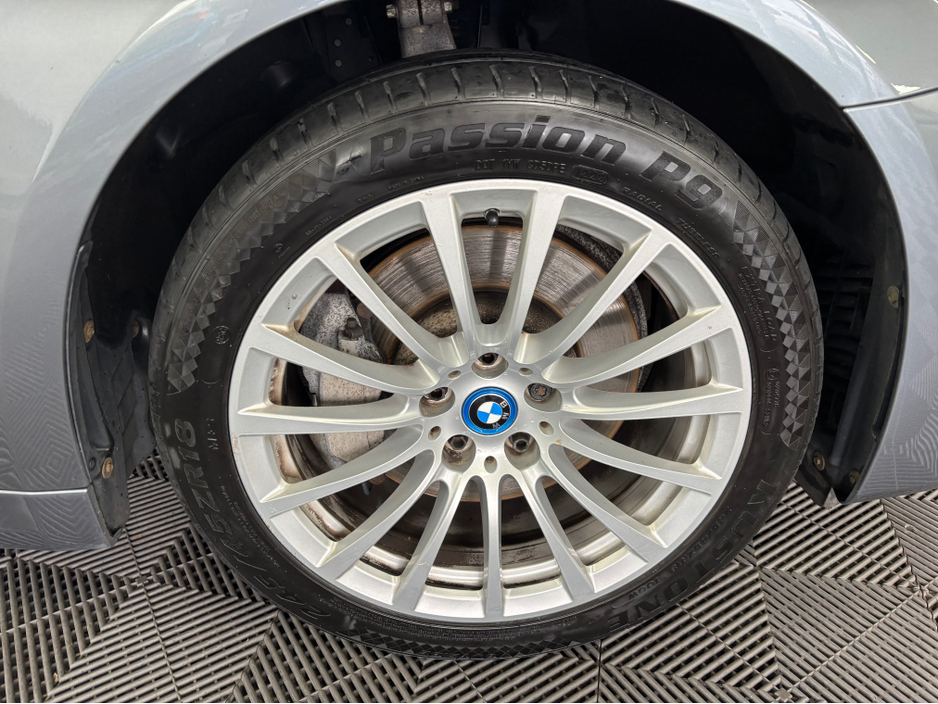 2017 BMW 5 Series - image 5