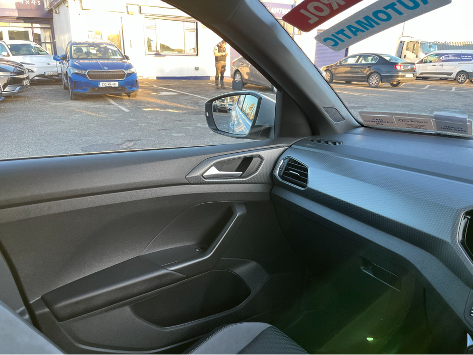 2023 Volkswagen T-Cross R-LINE AUTOMATIC 1.0 PETROL //HIGH SPEC//REVERSE CAMERA//HALF LEATHER SEATS//ADAPTIVE CRUISE CONTROL//KEYLESS ENTRY// €26,950