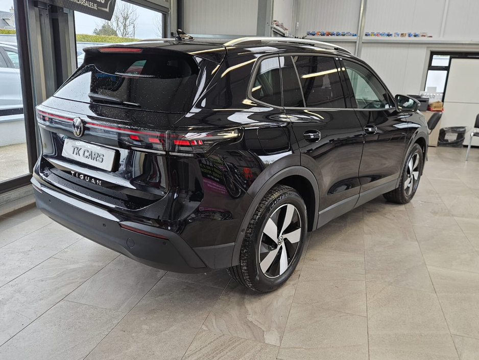 2024 Volkswagen Tiguan - image 3