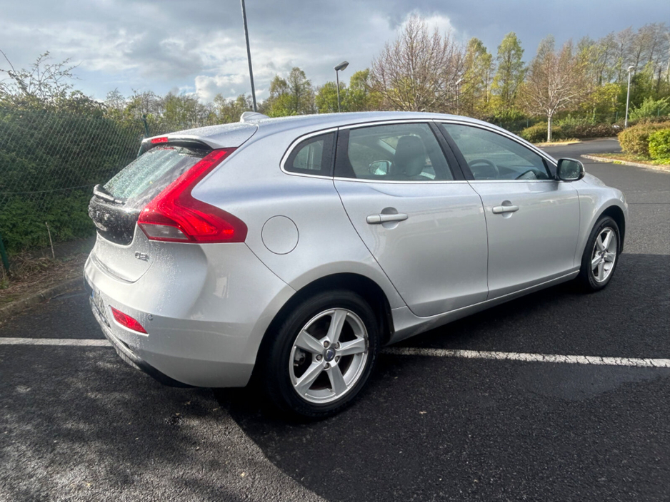 2014 Volvo V40 - image 3