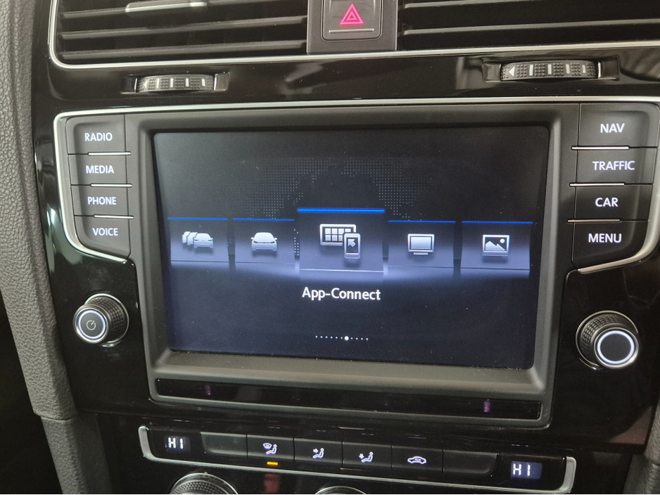 2017 Volkswagen Golf **HIGHLINE**ONLY 63000KMS**ALCANTARA SEATS*17" ALLOYS**BLIND SPOT WARNING**LANE ASSIST**KEYLESS ENTRY AND START**ADAPTIVE CRUISE CONTROL**DUAL ZONE CLIMATE CONTROL*REVERSE CAMERA*BLUETOOTH STREAMI €16,949