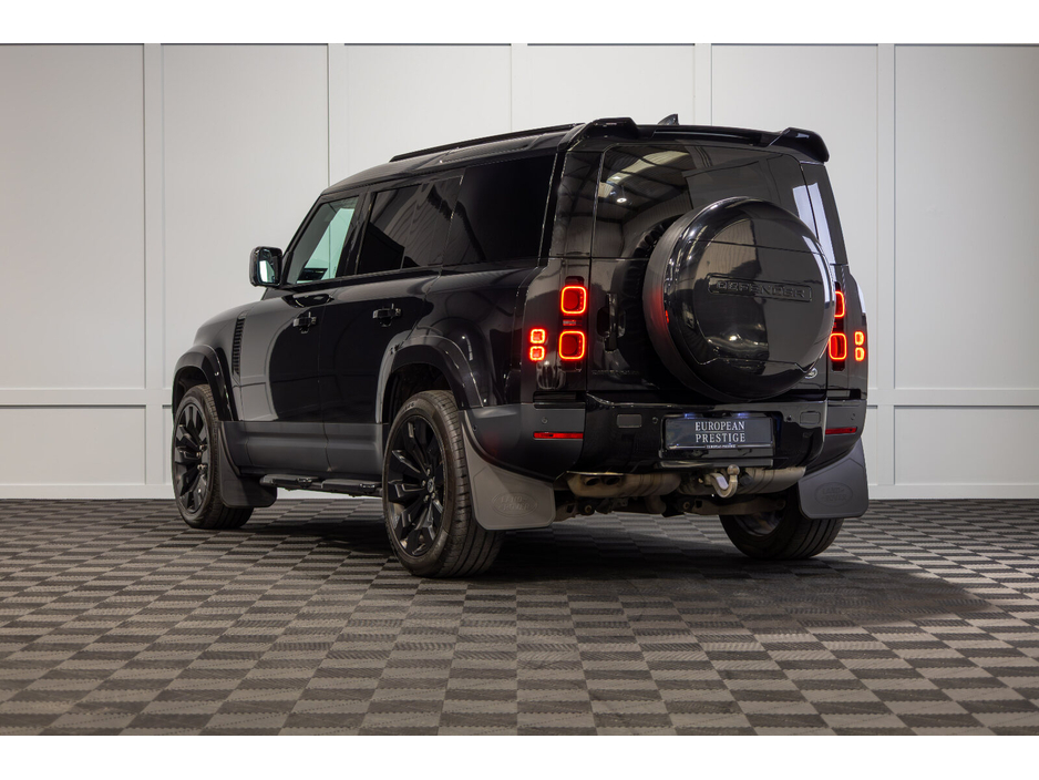 2023 Land Rover Defender - image 4