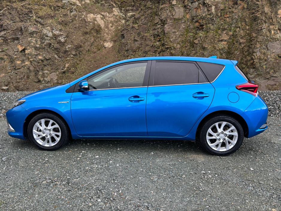 2016 Toyota Auris Hybrid €13,950