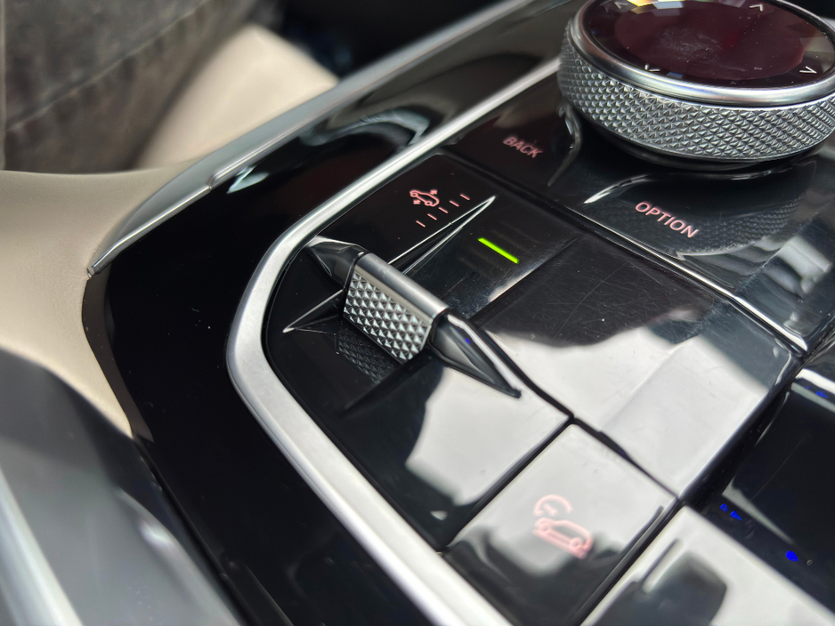 2021 BMW X7 - image 32