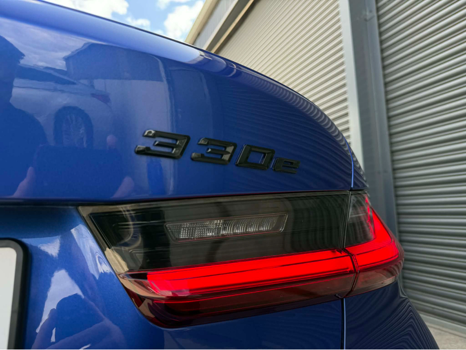 2022 BMW 3 Series - image 9