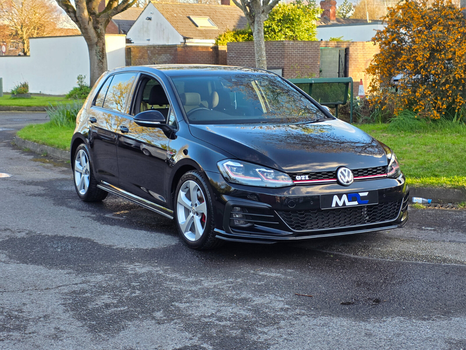 2017 Volkswagen Golf - image 2