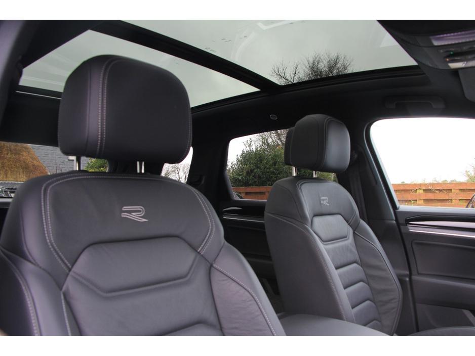 2025 Volkswagen Touareg - image 3