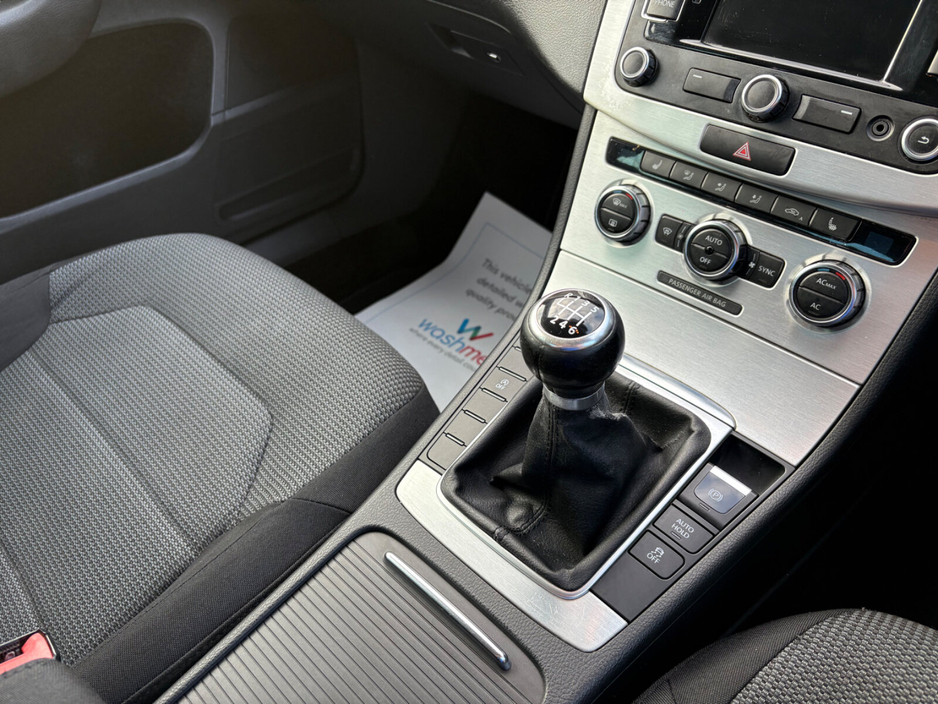 2012 Volkswagen Passat - image 9