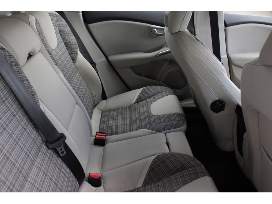 2017 Volvo V40 - image 18