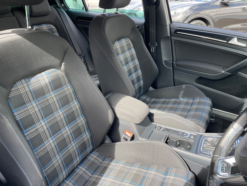 2015 Volkswagen Golf - image 16