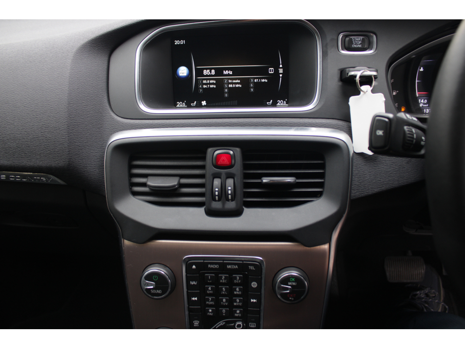 2016 Volvo V40 Cross Country - image 13