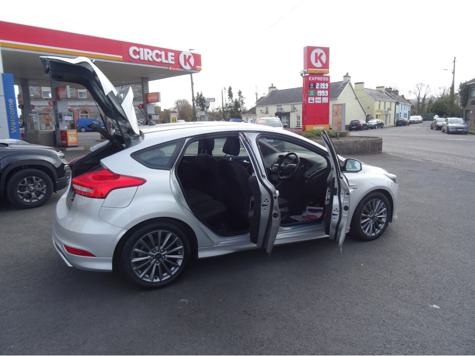 2018 Ford Focus - image 12