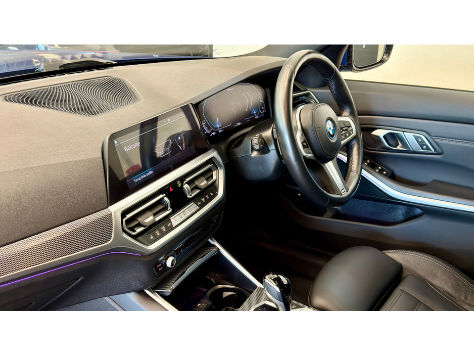 2022 BMW 3 Series - image 13