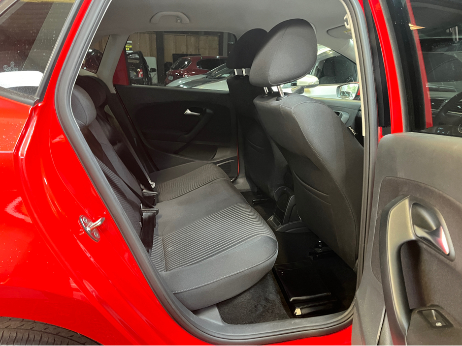 2014 Volkswagen Polo - image 9