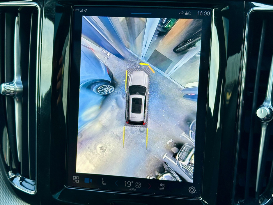 2025 Volvo XC60 - image 22