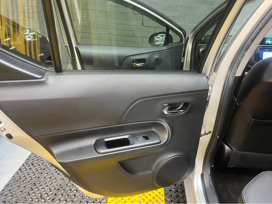 2014 Toyota Aqua - image 15