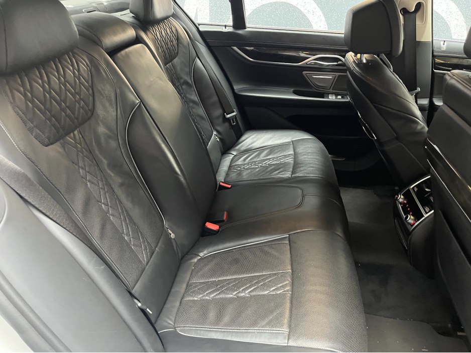 2017 BMW 7 Series - image 15