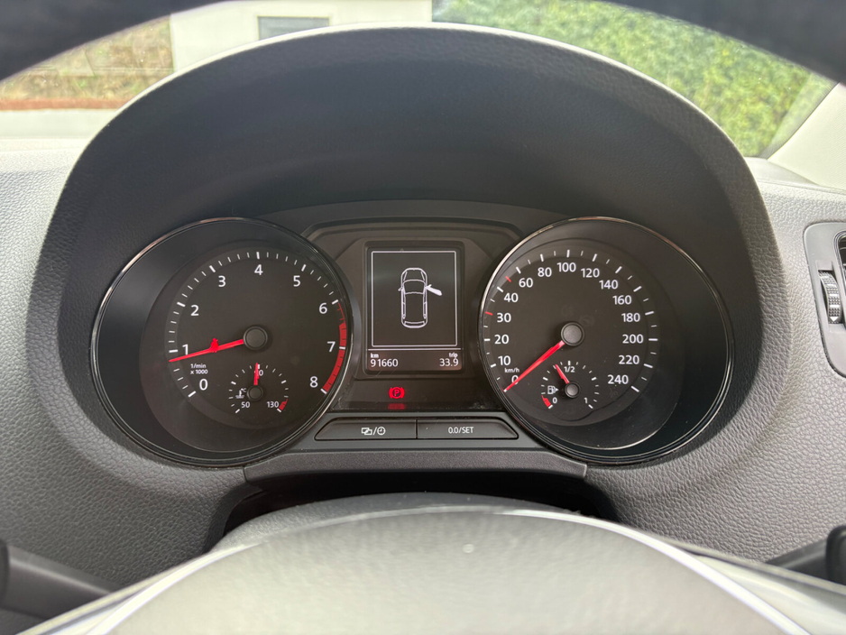 2015 Volkswagen Polo - image 9