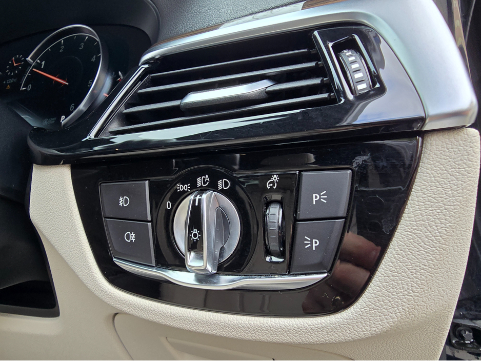 2017 BMW 5 Series - image 24