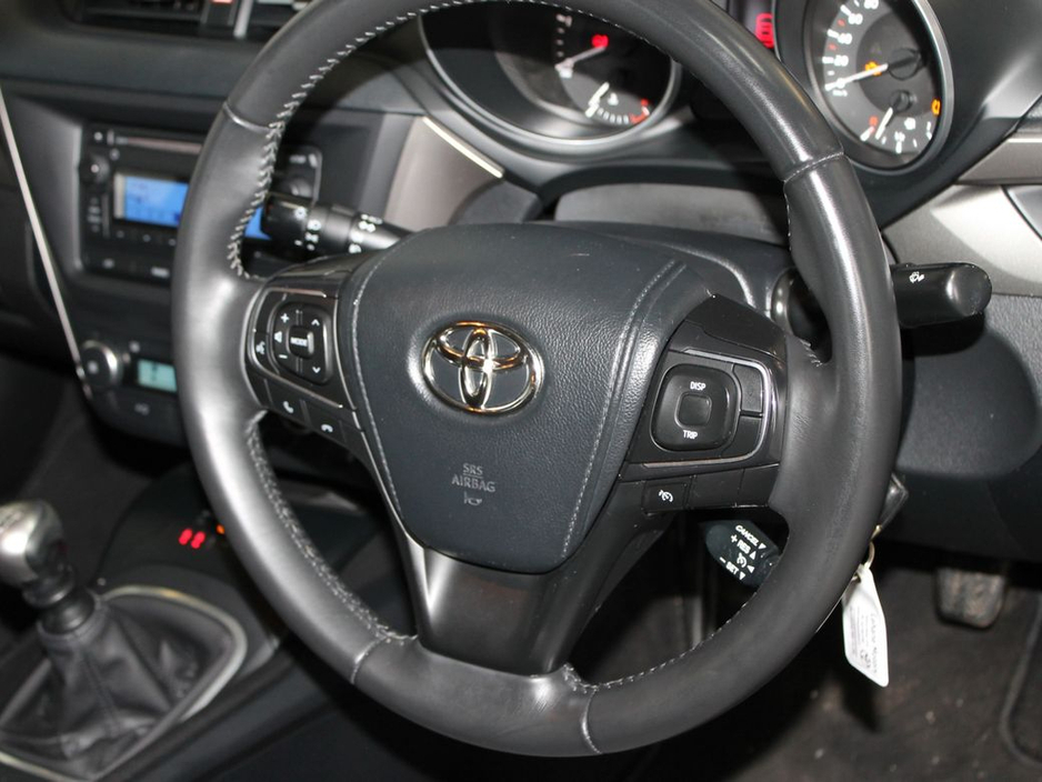 2016 Toyota Avensis - image 11