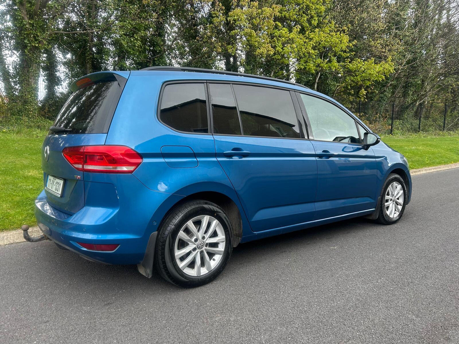 2017 Volkswagen Touran - image 3