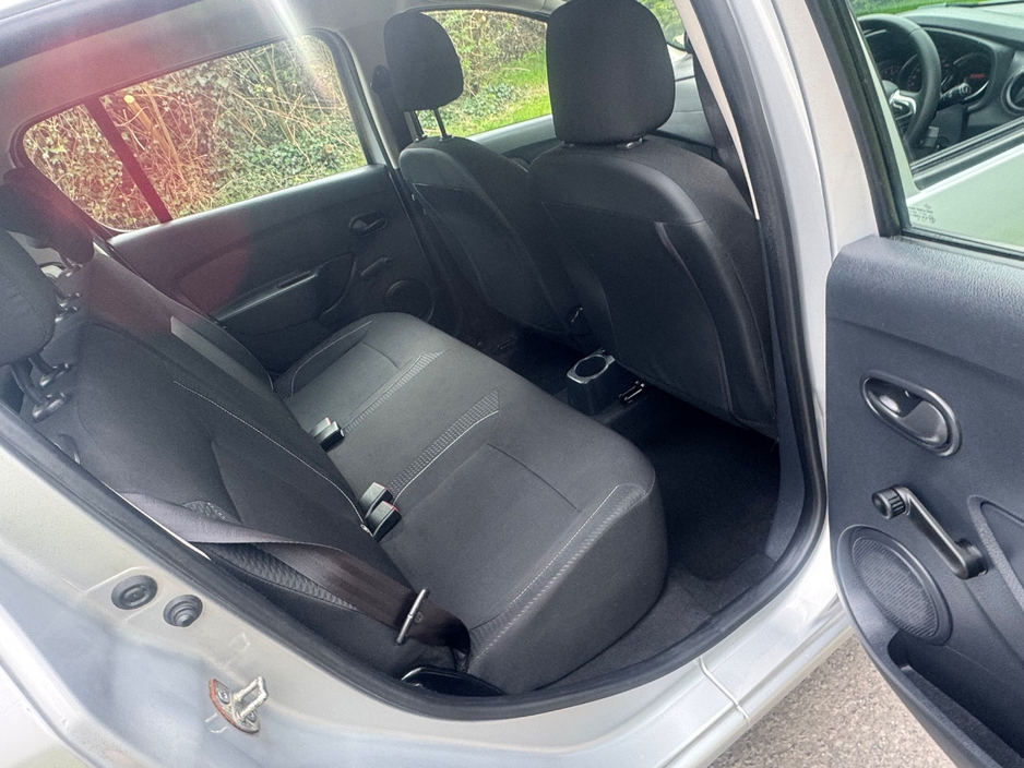 2018 Dacia Sandero - image 8