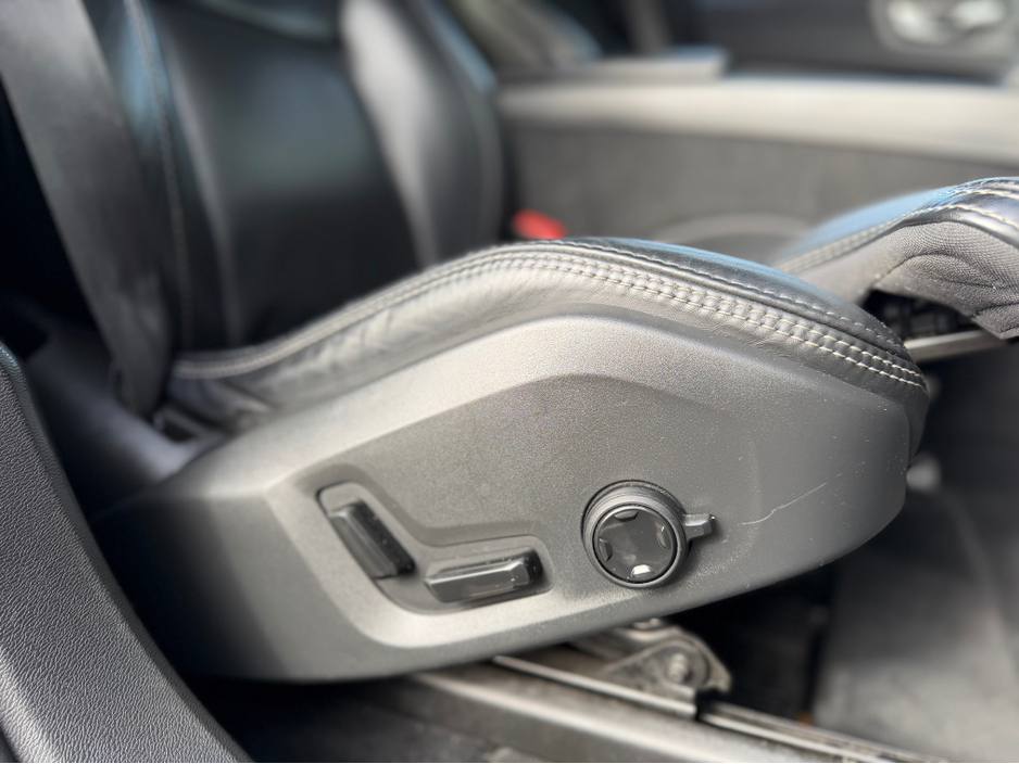 2018 Volvo XC60 - image 25