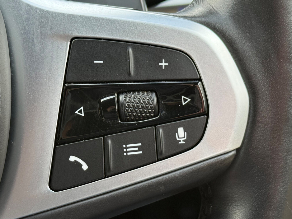 2022 BMW 3 Series - image 26