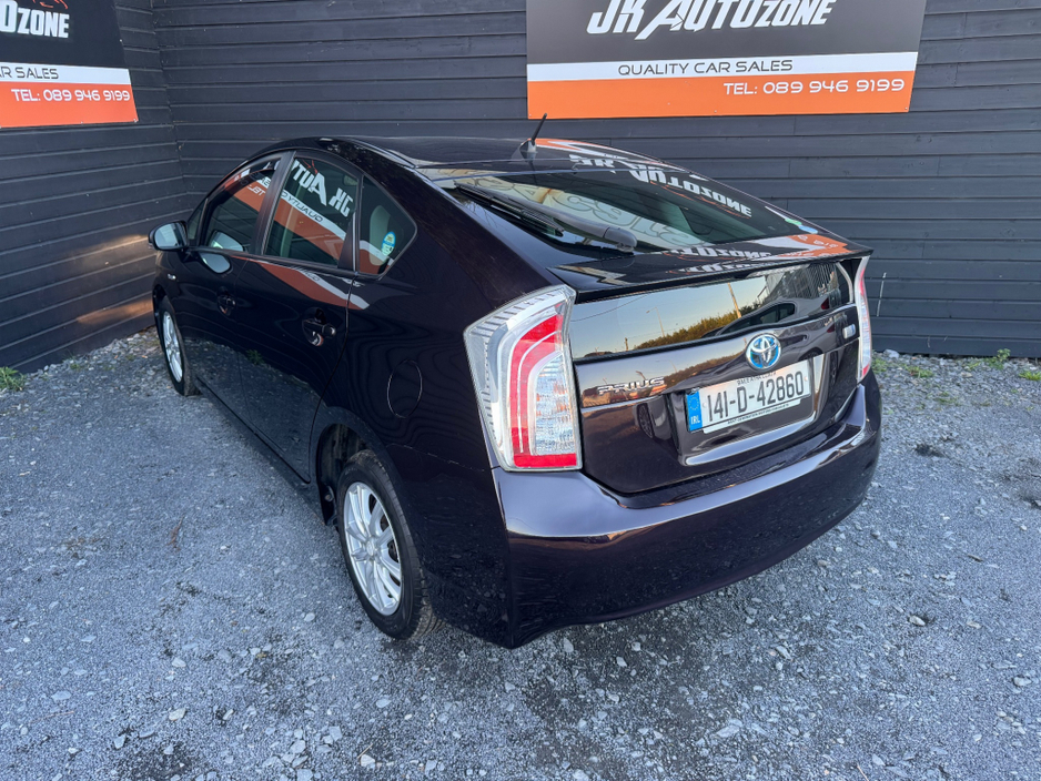 2014 Toyota Prius - image 4