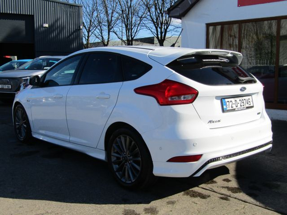 2017 Ford Focus - image 6