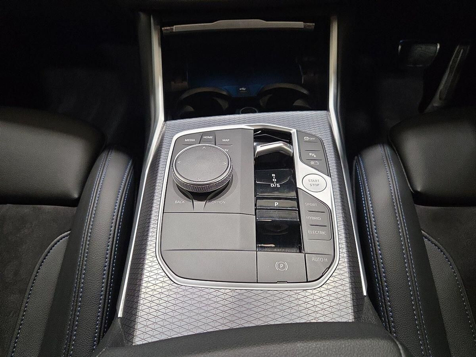 2024 BMW 3 Series - image 10