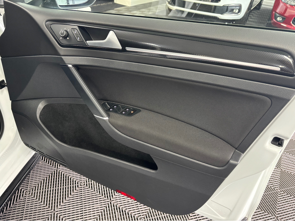 2014 Volkswagen Golf *VOLKSWAGEN GOLF* *DSG* *BT AUDIO* *AUTO LIGHTS* *REVERSE CAMERA* *AUTO HOLD* *NAV* *TRADE INS WELCOME* €13,950