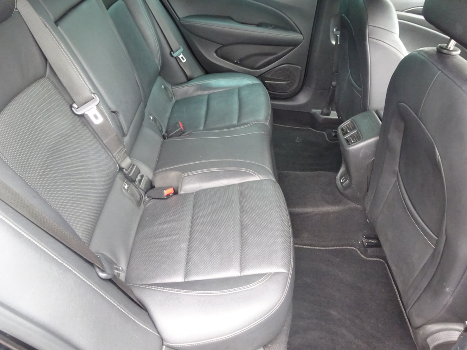 2021 Opel Insignia - image 12