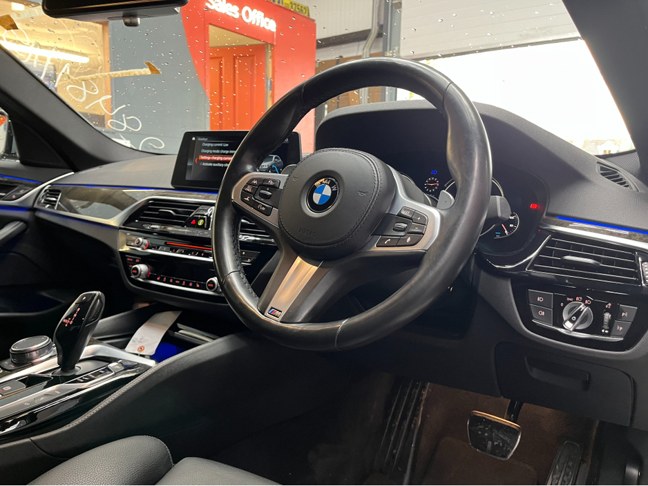 2019 BMW 5 Series - image 12
